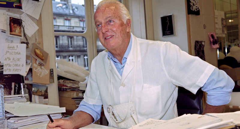 Hubert de Givenchy nel suo studio a Parigi, 3 luglio 1995
(GERARD FOUET/AFP/Getty Images)