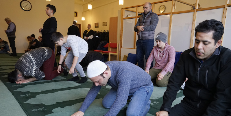 Musulmani durante una preghiera alla moschea di Reykjavík (AP Photos/Egill Bjarnason)