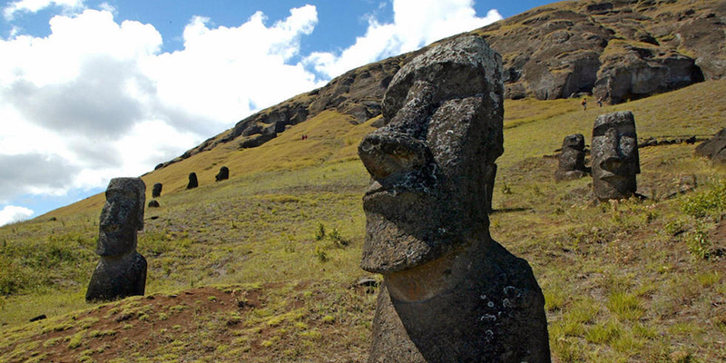 Alcuni moai dell'isola di Pasqua sulla collina del vulcano Rano Raraku (MARTIN BERNETTI/AFP/Getty Images)