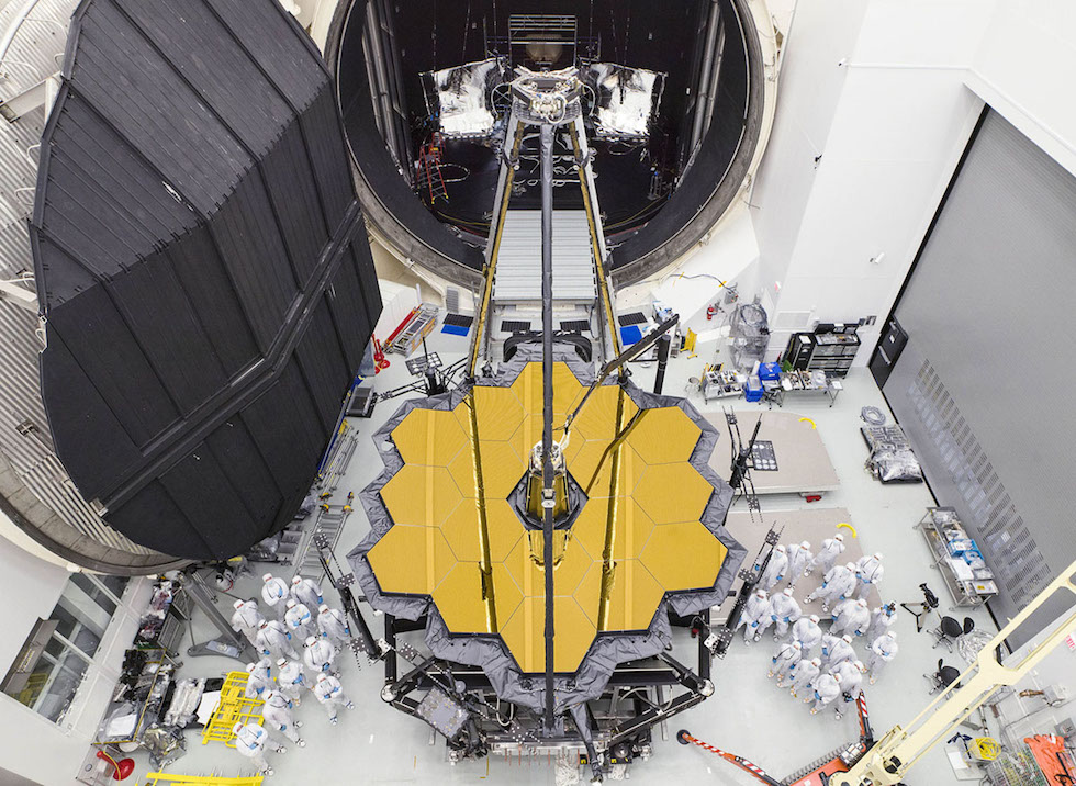 Il JWST dopo essere stato estratto dal grande ambiente di test che riproduce le condizioni di vuoto e le basse temperature dello Spazio

Scattata l'1 dicembre 2017
(NASA/Chris Gunn via Flickr)