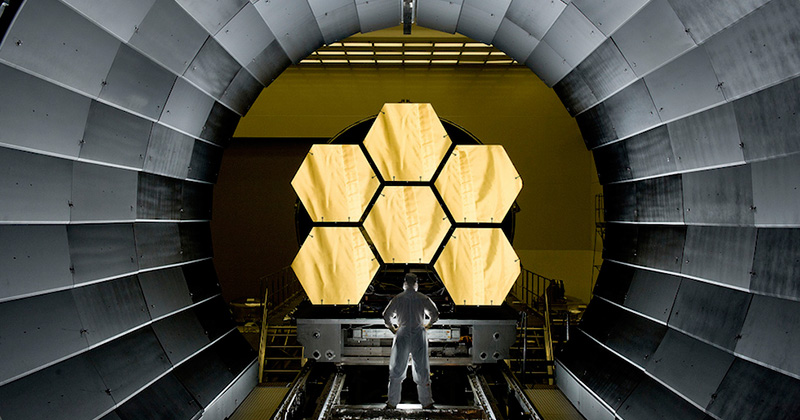 Un ingegnere controlla una parte dello specchio principale del JSWT, prima di inserirlo nel grande ambiente che simula le condizioni di temperatura dello Spazio (NASA/MSFC/David Higginbotham via Flickr)