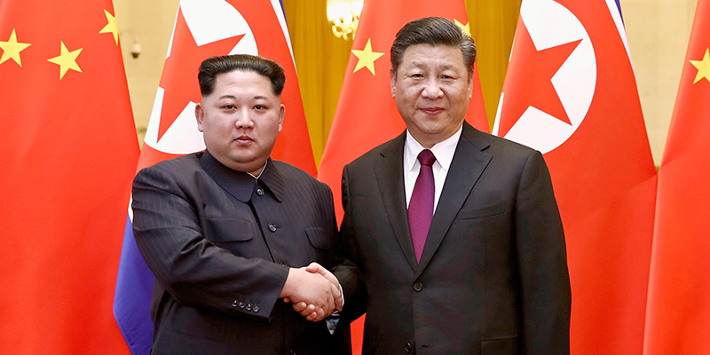 Il dittatore della Corea del Nord, Kim Jong-un, stringe la mano al presidente della Cina, Xi Jinping, durante la sua visita a Pechino, Cina (Ju Peng/Xinhua via AP)