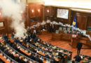 Al Parlamento del Kosovo l'opposizione ha tirato dei lacrimogeni per protestare contro l'accordo sui confini con il Montenegro