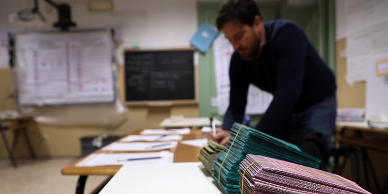Operazioni di voto presso il seggio elettorale allestito all'interno del liceo Berchet di Milano in via della Concordia 26, 4 Marzo 2018.
(ANSA / MATTEO BAZZI)