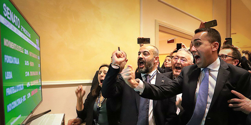 Luigi Di Maio esulta insieme agli altri candidati del Movimento 5 Stelle, osservando i risultati alle elezioni (foto da: "Il Blog delle Stelle")