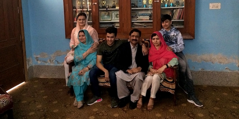 L'attivista premio Nobel per la pace Malala Yousafzai insieme ai suoi familiari e alla ministra dell'Informazione pakistana Marriyum Aurangzeb, la prima da sinistra, nella sua casa a Mingora, in Pakistan, il 31 marzo 2018 (AP Photo/Abdullah Sherin)