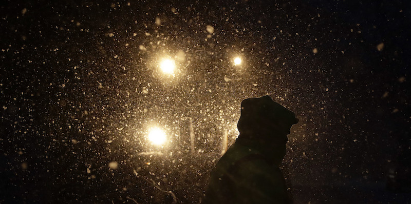 Un operatore statale fotografato durante una nevicata a Marple Township, Pennsylvania, 2 marzo 2018 (AP Photo/Matt Slocum)