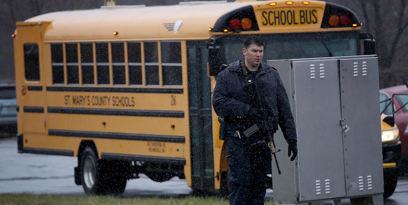 Un poliziotto armato fuori dal liceo del Maryland dove è avvenuta la sparatoria lo scorso 20 marzo (Win McNamee/Getty Images)