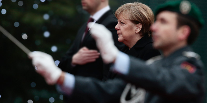 La cancelliera tedesca Angela Merkel ascolta l'inno nazionale tedesco durante una visita di stato - Berlino, Germania (AP Images)