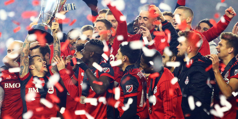 Sebastian Giovinco e giocatori di Toronto con la MLS Cup (Vaughn Ridley/Getty Images)
