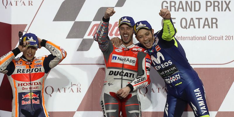 Marc Marquez, Andrea Dovizioso e Valentino Rossi sul podio del GP del Qatar (KARIM JAAFAR/AFP/Getty Images)