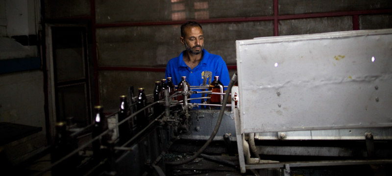 Un dipendente nella fabbrica di Murree. (BEHROUZ MEHRI/AFP/Getty Images)