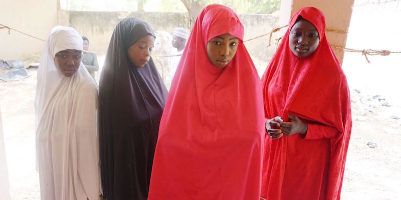 Quattro ragazze che sono riuscite a scappare all'attacco all'istituto tecnico e scientifico di Dapchi, Nigeria (AMINU ABUBAKAR/AFP/Getty Images)