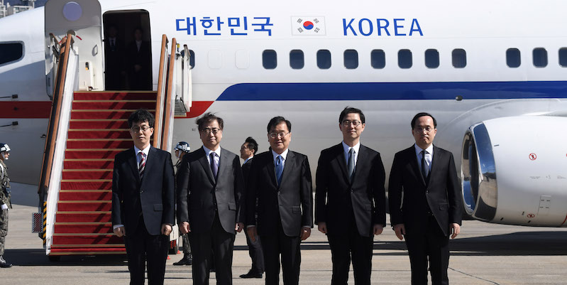 Chung Eui-yong, consigliere per la sicurezza nazionale del presidente sudcoreano Moon Jae-in (al centro), e Suh Hoon, capo dei servizi segreti sudcoreani (secondo da sinistra), a un aeroporto militare vicino a Seul (JUNG YEON-JE/AFP/Getty Images)