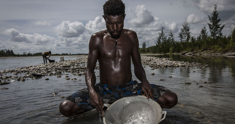 Un minatore in cerca d'oro in Papua Province, Indonesia
(Ulet Ifansasti/Getty Images)