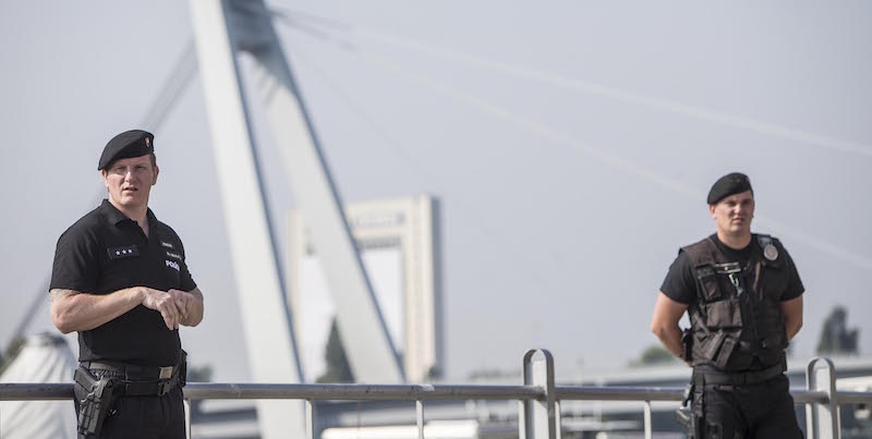 Due poliziotti slovacchi vicino al castello di Bratislava (STRINGER/AFP/Getty Images)