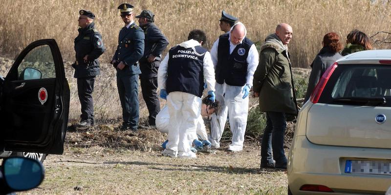 La polizia scientifica intenta a fare dei rilevamenti vicino al pozzo in cui sono state trovate ossa umane nei dintorni dell'Hotel House di Porto Recanati, il 28 marzo 2018 (ANSA)