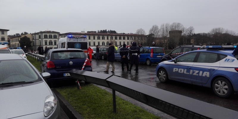 Polizia e soccorsi sul ponte Vespucci di Firenze, il 5 marzo 2018 (ANSA)