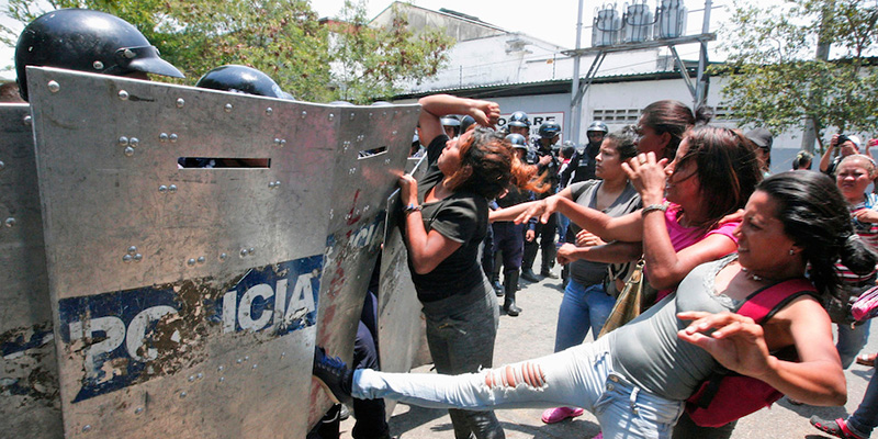 Parenti di detenuti si scontrano con la polizia mentre aspettano informazioni fuori dalla stazione di polizia a Valencia, Venezuela, 28 marzo 2018 (AP Photo/Juan Carlos Hernandez)