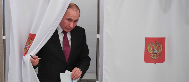 Vladimir Putin esce dalla cabina elettorale a Mosca. (YURI KADOBNOV/AFP/Getty Images)
