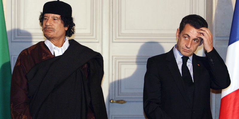 Muammar Gheddafi e Nicolas Sarkozy, nel dicembre 2007 (Patrick Hertzog, Pool via AP, file)