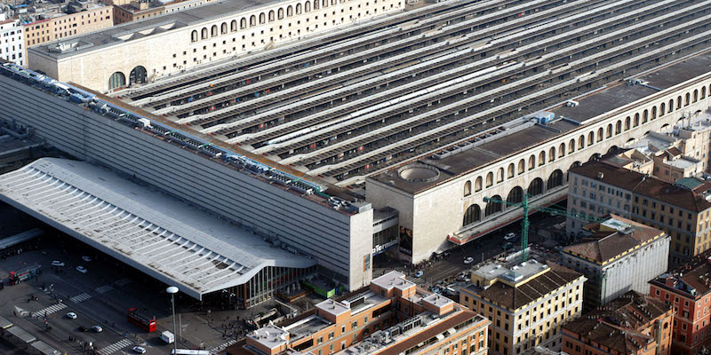 La stazione di Roma Termini vista dall'alto; il cosiddetto "dinosauro" è disegnato dalla forma della pensilina, qui visibile in basso sulla sinistra (ANSA)