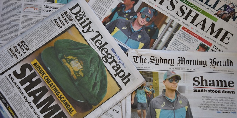 I titoli dei maggiori quotidiani australiani dopo la partita di cricket tra Sudafrica e Australia (PETER PARKS/AFP/Getty Images)