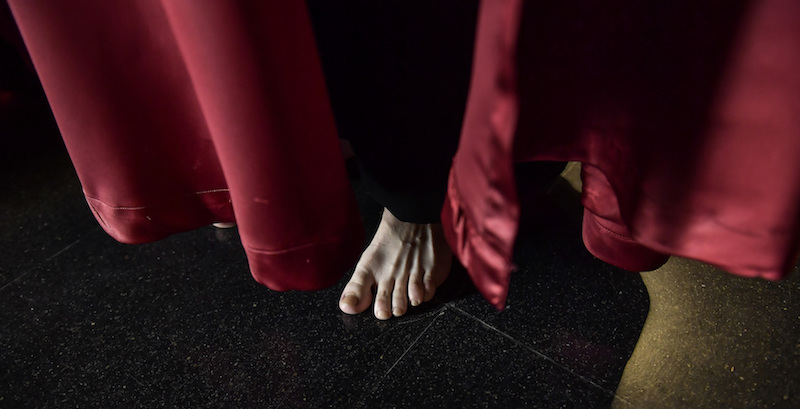 Un penitente scalzo alla processione della confraternita di Santa Veracruz a Calahorra, in Spagna, 28 marzo 2018
(AP Photo/Alvaro Barrientos)