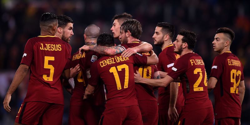 I giocatori della Roma festeggiano il secondo gol segnato al Torino (FILIPPO MONTEFORTE/AFP/Getty Images)
