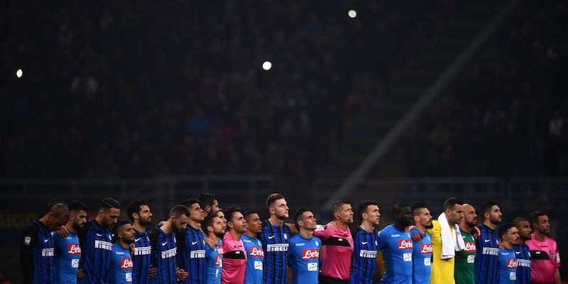 I giocatori di Inter e Napoli durante l'omaggio a Davide Astori (MARCO BERTORELLO/AFP/Getty Images)