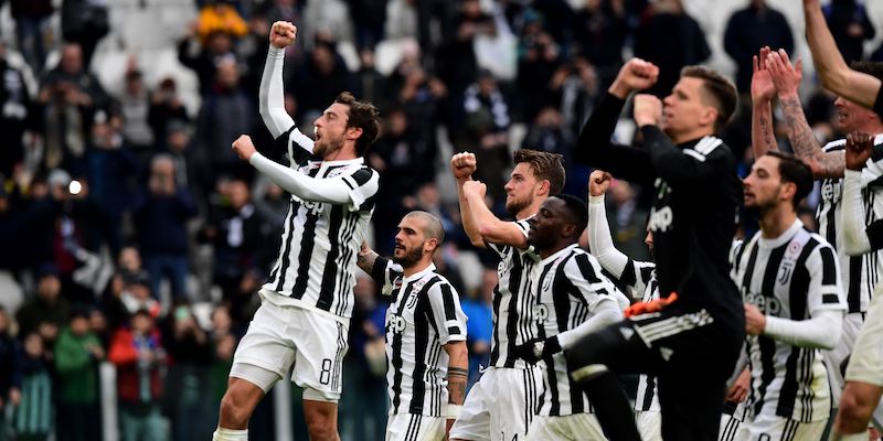 I giocatori della Juventus festeggiano con il pubblico la vittoria con l'Udinese (MIGUEL MEDINA/AFP/Getty Images)