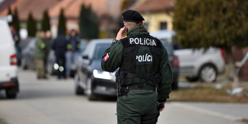 Un poliziotto di fronte alla casa dove sono stati uccisi Kuciak e la sua fidanzata, a Velka Maca (Lukas Grinaj/TASR via AP)