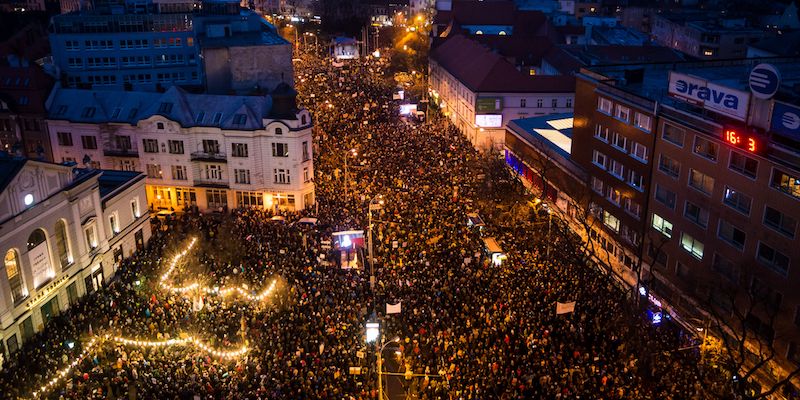 Manifestazione contro la corruzione del governo e in memoria del giornalista Ján Kuciak a Bratislava, vicino alla piazza dell'Insurrezione nazionale slovacca, il 16 marzo 2018 (VLADIMIR SIMICEK/AFP/Getty Images)
