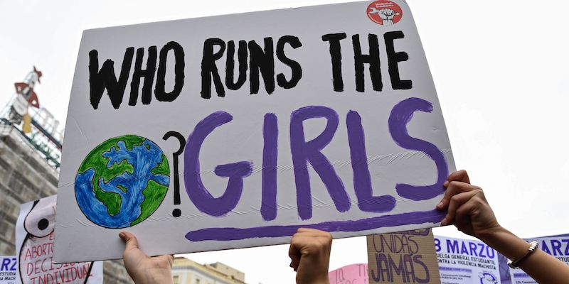 "Chi fa andare avanti il mondo? Le ragazze", come insegna una canzone di Beyoncé su un manifesto a Madrid
(OSCAR DEL POZO/AFP/Getty Images)