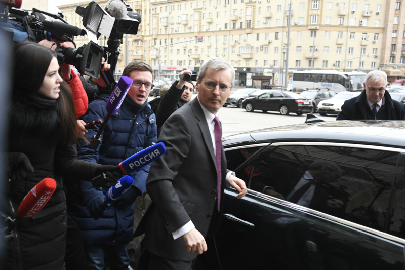 L'ambasciatore britannico Laurie Bristow davanti al ministero degli Esteri russo. (ALEXANDER NEMENOV/AFP/Getty Images)