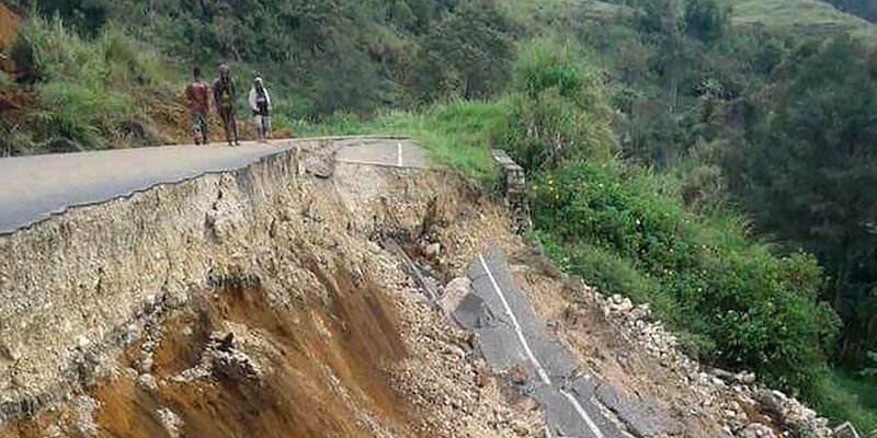 Una strada danneggiata dal terremoto a Mendi, in Papua Nuova Guinea, il 27 febbraio 2018 (MELVIN LEVONGO/AFP/Getty Images)