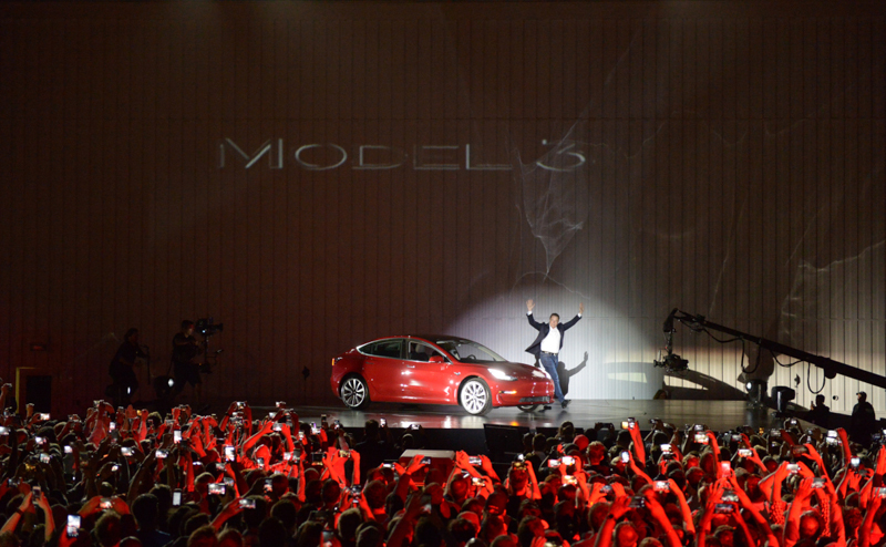 Elon Musk alla presentazione della Model 3, nel luglio del 2017. (Andrej Sokolow/picture-alliance/dpa/AP Images)