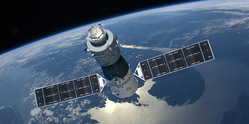 La stazione spaziale cinese Tiangong 1 in orbita intorno alla Terra, in un'illustrazione grafica (Agenzia spaziale cinese)