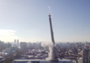 Come si demolisce una torre alta 220 metri