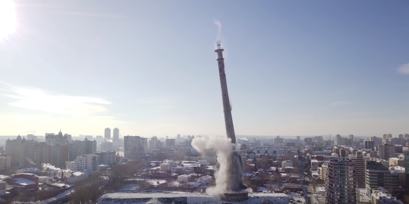 Come si demolisce una torre alta 220 metri