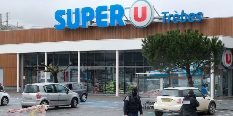 Agenti della polizia francese davanti al supermercato Super U di Trèbes, in Francia (ERIC CABANIS/AFP/Getty Images)