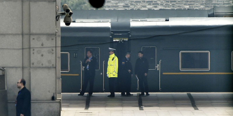 Il treno speciale visto alla stazione di Pechino il 27 marzo, su cui si sospetta potesse esserci Kim Jong-un o qualche alto funzionario del suo regime (Kyodo News via AP)