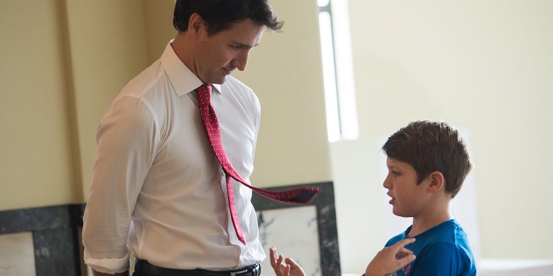 Il primo ministro del Canada Justin Trudeau e suo figlio Xavier, il 19 ottobre 2015 (NICHOLAS KAMM/AFP/Getty Images)