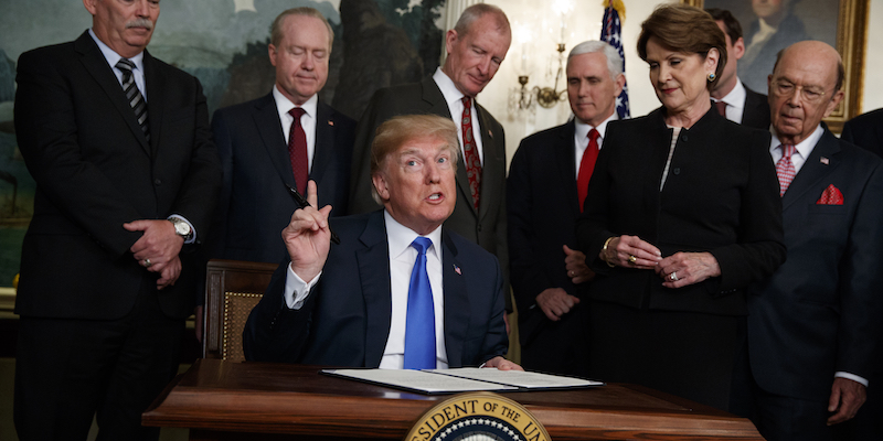 Donald Trump prima di firmare un memorandum presidenziale sui dazi che vuole imporre sulle importazioni dalla Cina, il 22 marzo 2018 (AP Photo/Evan Vucci)