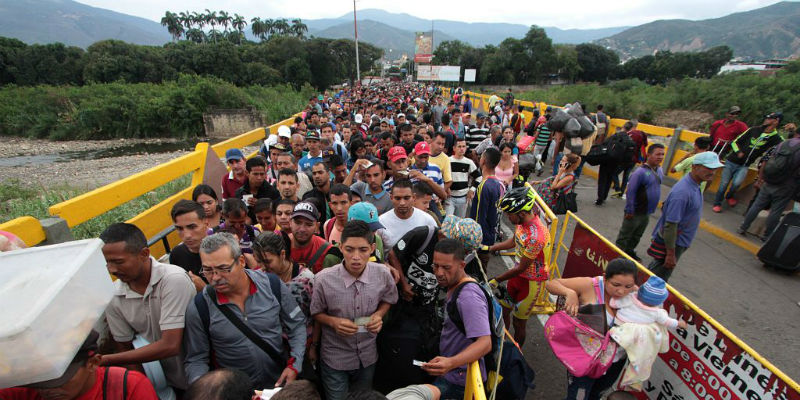 Venezuelani attraversano il ponte Simon Bolivar per arrivare in Colombia, 10 febbraio 2018 (GEORGE CASTELLANOS/AFP/Getty Images)