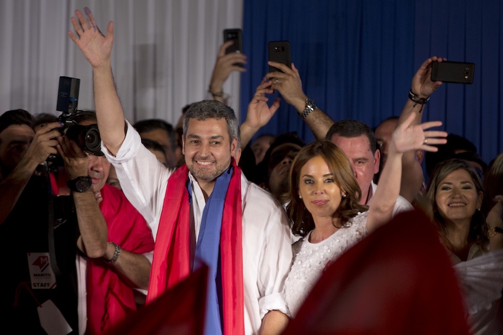 Mario Abdo Benítez festeggia con la moglie Silvana Lopez Moreirae i suoi sostenitori ad Asuncion, Paraguay (AP Photo/Jorge Saenz)