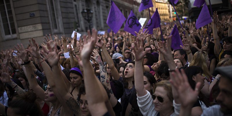 Le proteste per la sentenza di Pamplona davanti al ministero della Giustizia a Madrid, 26 aprile 2018
(AP Photo/Francisco Seco)