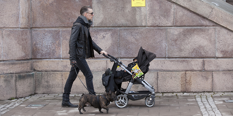 Un padre spinge un passeggino, Stoccolma, marzo 2014 (Melanie Stetson Freeman/The Christian Science Monitor)