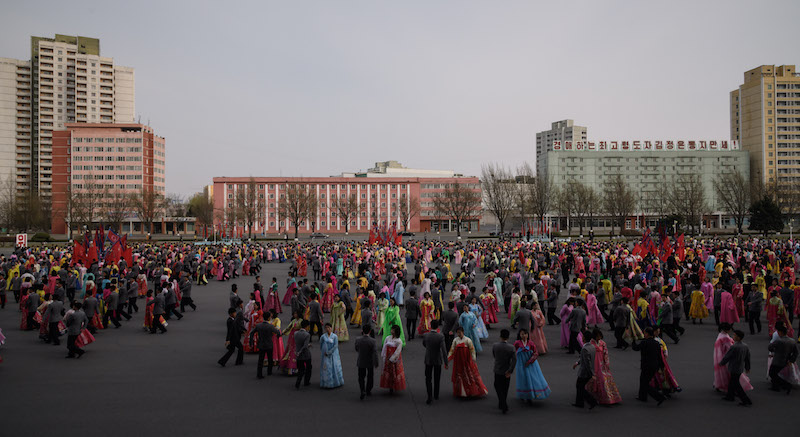Coreografie di massa fuori dallo stadio di Pyongyang, Corea del Nord, 9 aprile 2018
(ED JONES/AFP/Getty Images)