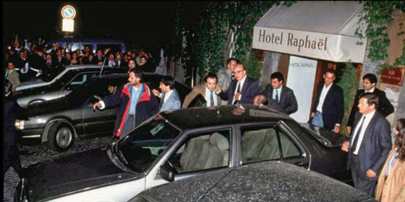 Bettino Craxi all'uscita dell'Hotel Raphaël, il 30 aprile 1993 (Luciano del Castillo)